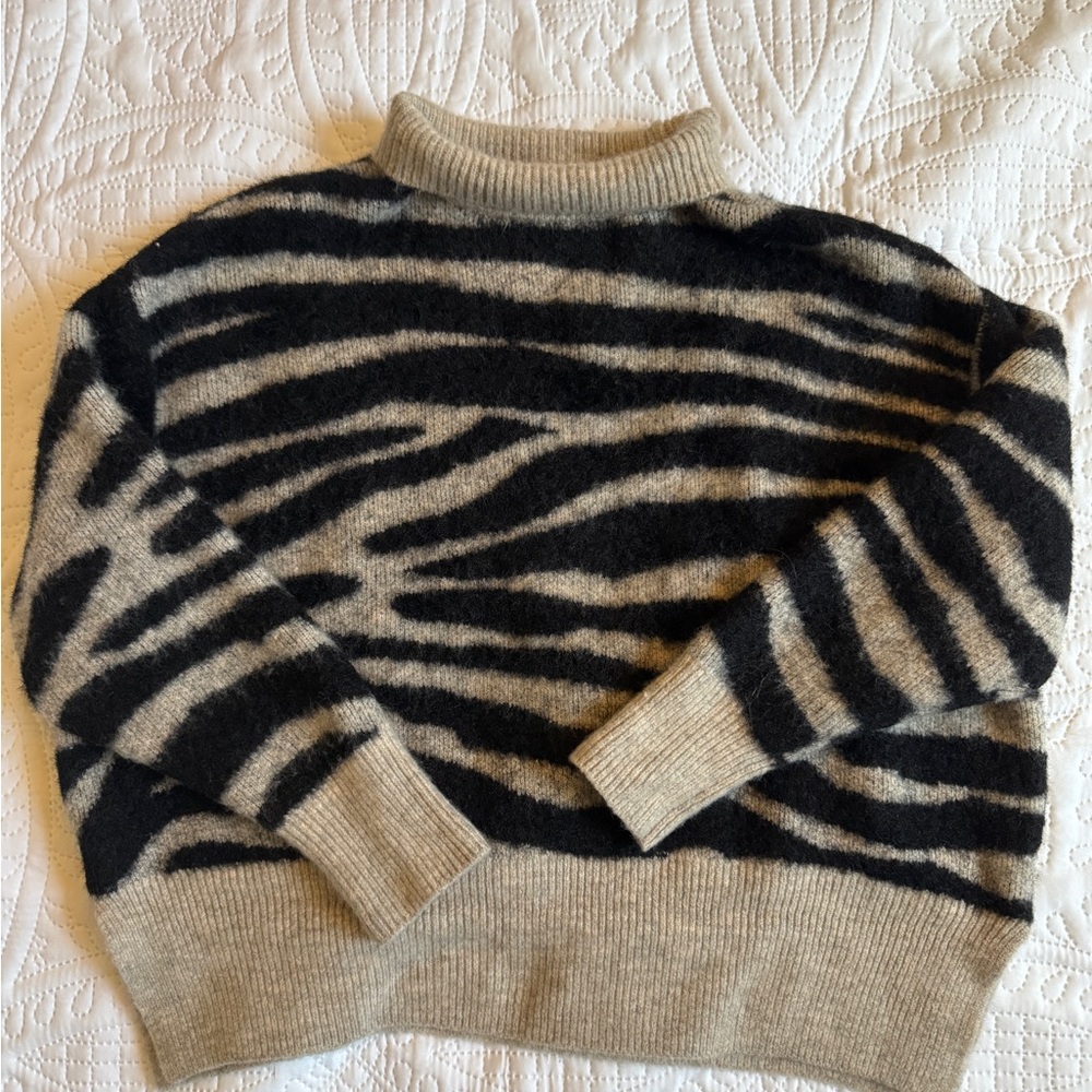Chic Zebra Pattern Turtleneck Sweater